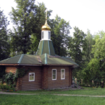 Приход во имя свт. Спиридона Тримифунтского г. Кушва 624300, перекрёсток улиц Фадеевых — Коммуны (парковая зона).